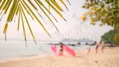年轻的朋友们沿着<strong>沙滩</strong>奔跑，热带岛上有充气式的空中沙发吊床。 4K. 泰国<strong>普吉岛</strong>。